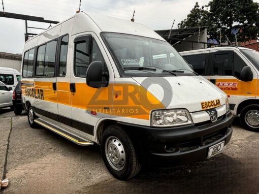 PEUGEOT BOXER 2013 ESCOLAR 28 LUGARES ÔNIBUS NO DOCUMENTO TETO ALTO